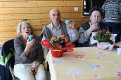 10hSSVP de la Drôme Café Sympa solitude Le café sympa commence dans la salle des fêtes. Une certaine effervescence gagne le lieu. « On aime se retrouver. Ces moments m’apportent du réconfort, de l’épanouissement et des rencontres sincères. Ça évite que je pense à mes soucis pendant quelques heures. Une réelle bouffée d’oxygène », raconte Josiane Lhermet, mère au foyer. D’ailleurs, le maire de Taulignan, Jean-Louis Martin, venu saluer la foule, ne s’y trompe pas : « C’est agréable de voir une telle solidar