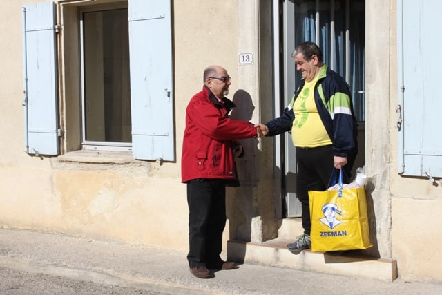 9h30  Roger Peloux, ancien maçon, prépare son cabas pour se rendre au café sympa. Aujourd’hui, il a lieu à Taulignan, village médiéval de la Drôme provençale. Il est chargé d’apporter le pain, on l’appelle d’ailleurs souvent « monsieur le boulanger ». Roger a rejoint le café sympa dès sa création en 2011, après avoir traversé une période difficile au niveau professionnel. Cela m’a offert de la gaieté et j’ai pu faire des connaissances », souligne-t-il