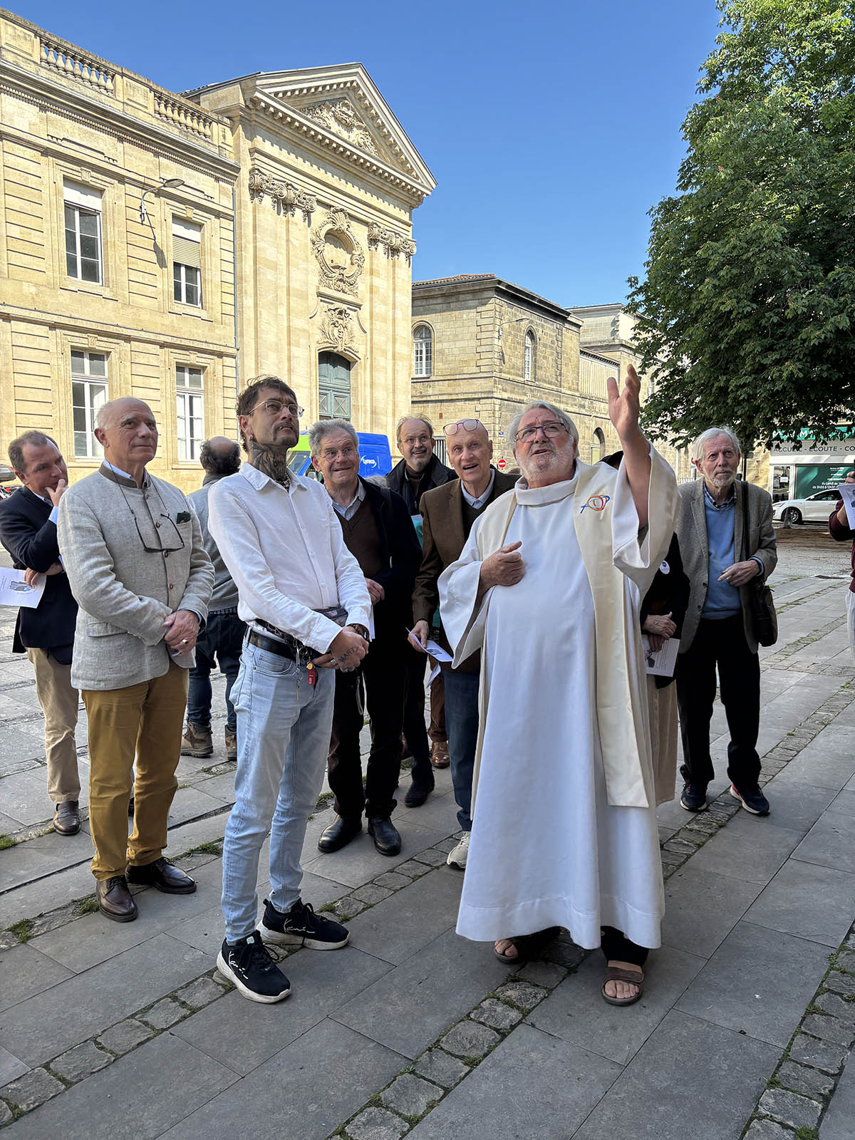 Sur le parvis de l’église, Marty est accueilli  par le père Gérard Faure.
