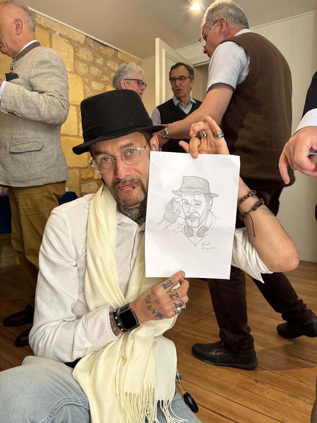 Marty présente un portrait, réalisé  par un ami de l’atelier de dessin.