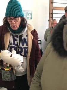une distribution alimentaire avec, exposé dans l’accueil, un grand choix de jouets.