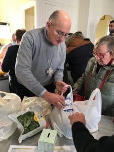 une distribution alimentaire avec, exposé dans l’accueil, un grand choix de jouets.