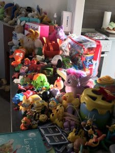 une distribution alimentaire avec, exposé dans l’accueil, un grand choix de jouets.