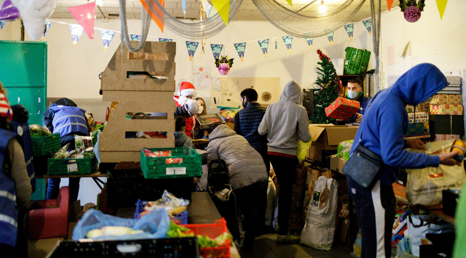 Bénévoles dans un local en période de Noël. (Sébastien Godefroy)