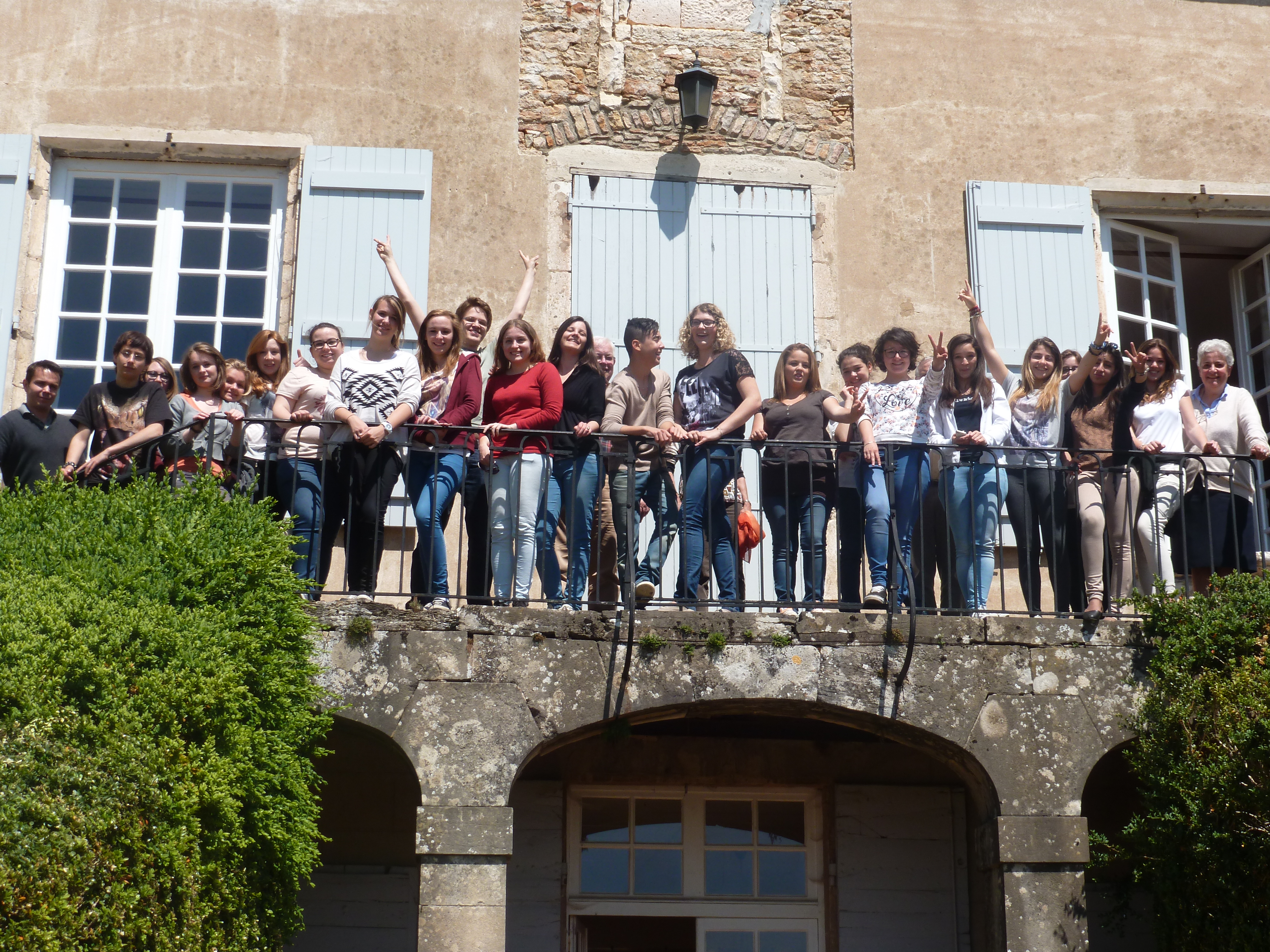 jeunes au chateau Monceau