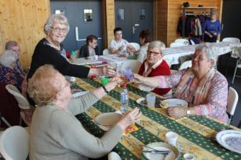 11h30SSVP de la Drôme Café Sympa solitude  Aujourd’hui, c’est l’anniversaire d’Anne-Marie, de Marie-Thérèse et d’Hervé. Les dames ont eu des plantes et tous les trois ont soufflé leurs bougies, entourés de leur « famille ». Car pour beaucoup, c’est une véritable famille qu’ils retrouvent ici. « Certains se voient en dehors des cafés sympas, ils vont au cinéma, font des balades. Et parfois, des couples peuvent se former… L’un a même débouché sur un mariage où l’on a tous été invités ! » s’enthousiasme Ghisla