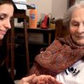 Une jeune fille rendant visite à une dame âgée et isolée.