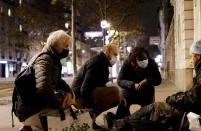 Maraude : 3 personnes s'adressant à un SDF dans la rue