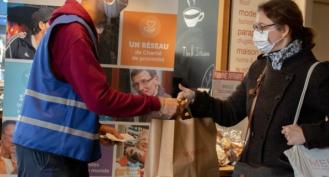 Un bénévole avec une femme en situation de précarité.