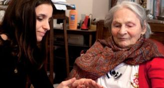 Une jeune fille rendant visite à une dame âgée et isolée.