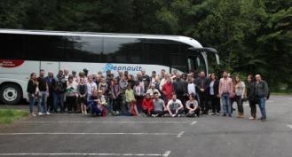Photo de gens devant un bus