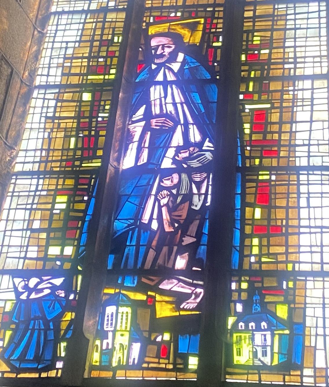 Vitrail de St Vincent de Paul, de la basilique Notre-Dame des Miracles, à Mayenne