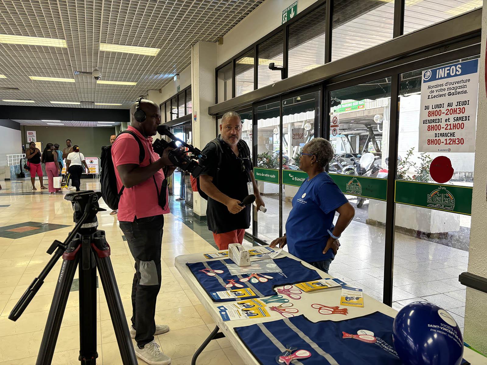 Fort-de-France (Martinique) une équipe de télé locale vient filmer la campagne nationale.