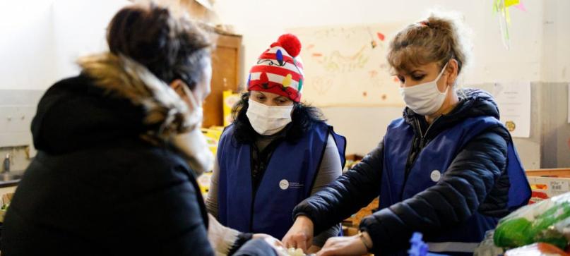 Des bénévoles distribuant de la nourriture dans un centre d'accueil Des bénévoles distribuant de la nourriture dans un centre d'accueil