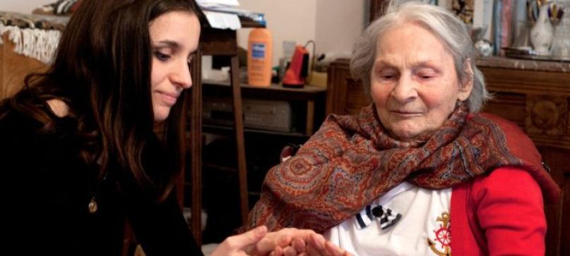 Une jeune fille rendant visite à une dame âgée et isolée. Une jeune fille rendant visite à une dame âgée et isolée.