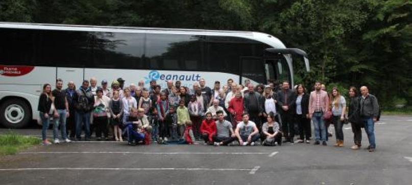 Photo de gens devant un bus Photo de gens devant un bus