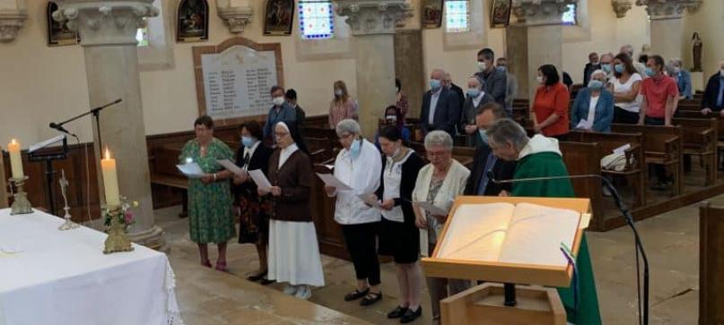 De gauche à droite : Huguette, Jeanine, Sœur Marie-Armelle, Rolande, Marie-Odile, Arnaud, Le Père De Guibert